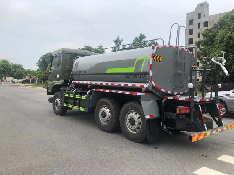 東風(fēng)六驅(qū)灑水車 東風(fēng)六驅(qū)灑水車