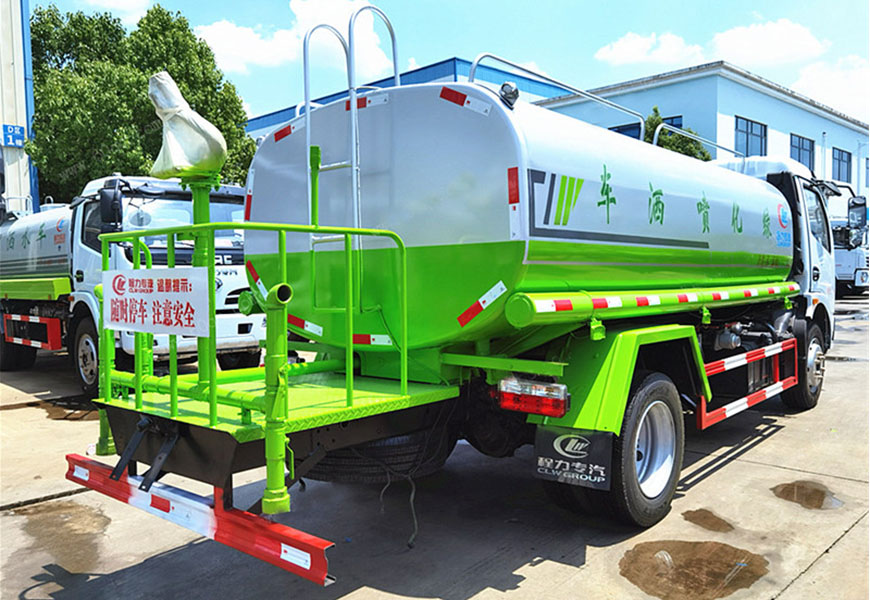 東風(fēng)凱普特灑水車(chē)后面圖